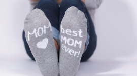 Podaruj mamie i tacie prezent od serca Styl życia, LIFESTYLE - 26 maja i 23 czerwca to dwie bardzo ważne daty, o których pamiętają wszystkie dzieci. W te dni warto pokazać swojej mamie i swojemu tacie, że są dla nas najważniejsi i podarować im prezent od serca. Sieć handlowa Netto przygotowała z tej okazji specjalną ofertę.