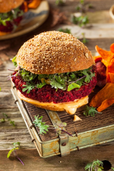 Wegetariańskie barbecue: Soczyście warzywne burgery z buraka Styl życia, LIFESTYLE - W czasach, gdy budki z burgerami wyrastają jak grzyby po deszczu i na każdym kroku kuszą nas coraz bardziej wymyślne mięsne specjały, warto poszukać lżejszych, choć podobnych w smaku alternatyw.