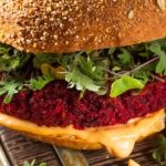 Wegetariańskie barbecue: Soczyście warzywne burgery z buraka