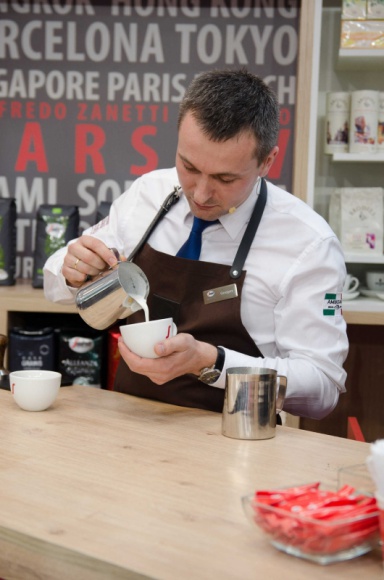 ?Ekspresso? i ?czarna kawa? ? te błędy popełniają Polacy w kawiarni