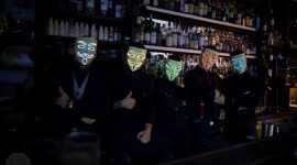 Barmani w ikonicznych maskach po raz pierwszy we Wrocławiu Styl życia, LIFESTYLE - W najbliższą sobotę we Wrocławiu pojawią się barmani w rozpoznawalnych na całym świecie maskach. Przyjadą z praskiego AnonymouS - jednego z najlepszych koktajlbarów w Europie. Specjalnie dla wrocławian przygotują wyjątkowe menu. Wstęp wolny.