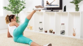 Nie wyrzucaj telewizora. Oto 5 powodów, dla których warto dać mu drugą szansę Styl życia, LIFESTYLE - Z każdym rokiem rośnie liczba gospodarstw domowych bez telewizora. Nie oznacza to wcale, że więcej czasu spędzamy np. na zabawie z dziećmi czy czytaniu książek ? odbiornik telewizyjny po prostu przegrywa z laptopem i smartfonem. Czy słusznie?