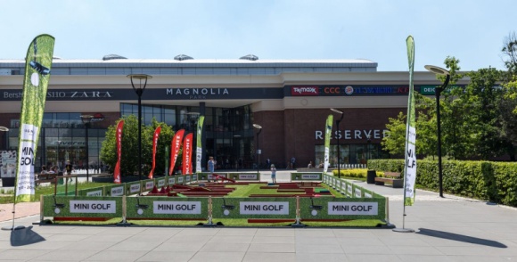 Magnolia Park na lato. Trzy powody, dla których warto tu być Styl życia, LIFESTYLE - Rozgrywki w minigolfa, półkolonie w rytmie tańca, warsztaty edukacyjne ze Smerfetką. Magnolia Park udowadnia, że wakacje mogą być ciekawe, nawet kiedy spędzamy je w mieście.