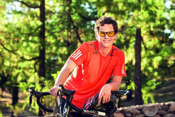 Sport w okularach ? bezpieczny czy nie? Styl życia, LIFESTYLE - Moda na aktywność fizyczną i uprawianie sportów opanowała Polskę na dobre. Z badań TNS Polska wynika, że niemal połowa Polaków uprawia różne formy sportu.