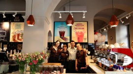 Kawy COSTA COFFEE dostępne na ul. Szewskiej w Krakowie Styl życia, LIFESTYLE - COSTA COFFEE przy ul. Szewskiej w Krakowie! Kawiarnia zajmuje duży, narożny lokal o powierzchni ponad 200 mkw.