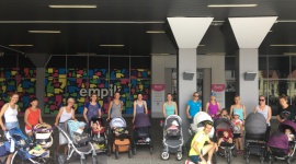 Aura Centrum zaprasza Mamy na ostatnie letnie treningi Styl życia, LIFESTYLE - Przed nami ostatnie treningi dla mam, organizowane przez Aura Centrum Olsztyna! W dwa kolejne wtorki, tj. 22.08 i 29.08 o godz. 11.00, Aura zaprasza wszystkie zabiegane mamy razem z pociechami w wózkach na bezpłatne, otwarte spotkania na świeżym powietrzu.