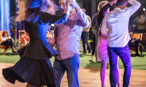Noc spadających gwiazd i silent disco na dachu Sukcesji
