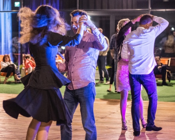 Noc spadających gwiazd i silent disco na dachu Sukcesji