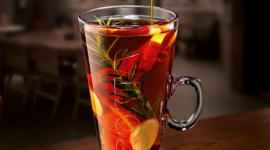 Nowość! Herbaty z rozmarynem w COSTA COFFEE Styl życia, LIFESTYLE - Wchodząc do kawiarni zazwyczaj prosimy o naszą ulubioną kawę, od czasu do czasu łącząc ją z pysznym ciastem. Co jednak zrobić w sytuacji, gdy towarzyszy nam miłośnik herbaty? Wybrać taki lokal, który połączy oba gusta oferując kawę, herbatę.