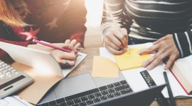 Niezbędnik studenta - co przyda się w roku akademickim? Styl życia, LIFESTYLE - Nieuchronnie zbliża się jesień, a wraz z nią początek roku akademickiego. Przed studentami intensywny czas i nowe wyzwania, którym towarzyszy szereg przygotowań. Ich nieodłącznym elementem są zakupy.