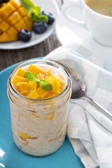 Deser ryżowy z mango Styl życia, LIFESTYLE - Deser ryżowy z mango, przygotowany na bazie mleka, skutecznie osłodzi każdy pochmurny poranek. Przepis poleca Robert Muzyczka, szef kuchni Dworu Korona Karkonoszy, spróbujcie koniecznie!