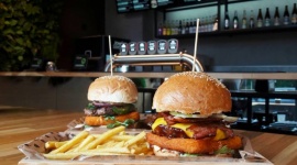 Pasibus, czyli nowe miejsce na mapie Warszawy dla fanów burgerów Styl życia, LIFESTYLE - Lokale z burgerami na stałe zagościły na mapie stolicy, a już teraz w Złotych Tarasach otwiera się pierwszy w Warszawie bar z legendarnymi burgerami pod szyldem Pasibus. Lokal zlokalizowany jest na pierwszym poziomie centrum.