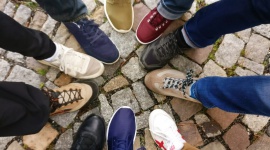Kolor nie ma znaczenia Styl życia, LIFESTYLE - Seniorzy borykają się z wieloma problemami. Częstym utrapieniem jest ból nóg lub stóp, doskwierający po przejściu nawet niewielkiego odcinka. Często wynika to z nieodpowiedniego podejścia do zakupu obuwia.
