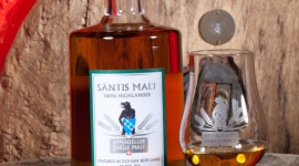 Santis - szwajcarska whisky na bazie piwa już do nabycia w Polsce Styl życia, LIFESTYLE - Szwajcaria do tej pory słynęła z doskonałego piwa. Okazuje się jednak, że w kraju Helwetów produkuje się również whisky. Jej pierwsze gatunki można już kupić w Polsce.