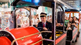 Do Bytomia wraca popularna kolejka dla dzieci Styl życia, LIFESTYLE - W tym roku wykonała już około 4,5 tys. przejazdów i była źródłem radości dla tysięcy dzieci. Teraz uwielbiana atrakcja rodzin ? bezpłatna kolejka ? powraca do Agory Bytom.
