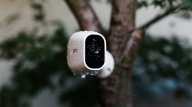 NETGEAR Arlo Pro 2 ? jeszcze bardziej zaawansowany monitoring Styl życia, LIFESTYLE - Na polskim rynku pojawiło się kolejne urządzenie z popularnej serii kamer Arlo. Produkt sygnowany nazwą ?Pro 2? (VMS4430P) posiada wszystkie zalety swojego poprzednika, a dodatkowo oferuje lepszą jakość w rozdzielczości Full HD (1080p).
