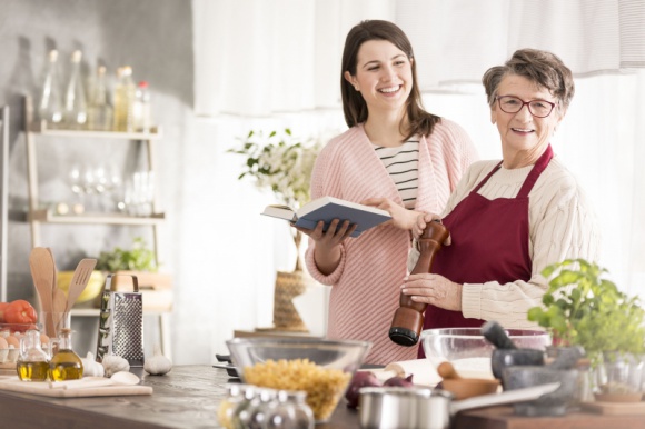 Zdrowa dieta dla babci i dziadka: Co jeść, by czuć się lepiej? Styl życia, LIFESTYLE - Każdy wiek rządzi się swoimi prawami. A jakimi prawami powinien rządzić się jadłospis osób po 65. roku życia, by mogły cieszyć się zdrowiem i dobrym samopoczuciem?