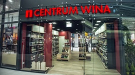 Pijemy coraz więcej wina - Centrum Wina otwiera w Krakowie trzeci sklep Styl życia, LIFESTYLE - Centrum Wina otwiera sklep w krakowskim Centrum Handlowym Serenada. To 26. lokalizacja ogólnopolskiej sieci i trzecia w Krakowie. - Jesteśmy tam, gdzie domagają się tego klienci. Podążamy za rozwojem rynku wina - mówi Prezes AMBRA S.A. Robert Ogór.