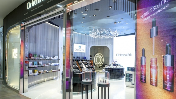 Piękno i luksus w najnowszym projekcie Roberta Majkuta Styl życia, LIFESTYLE - Najnowsze dzieło Roberta Majkuta to projekt pierwszego w Polsce Concept Store Dr Ireny Eris, wizytówka marki, w pełni odzwierciedlająca jej tożsamość. Jest częścią The Designer Gallery warszawskiej Galerii Mokotów.