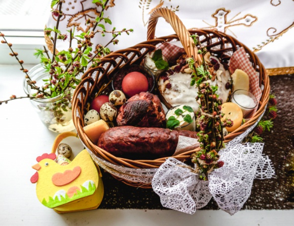 Co włożyć do koszyczka wielkanocnego? Styl życia, LIFESTYLE - Święta Wielkiej Nocy zbliżają się wielkimi krokami. W sklepach pojawiają się czekoladowe zajączki, cukrowe baranki, a w domach już niedługo pachnieć będzie świeżą rzeżuchą i pieczonymi mazurkami.