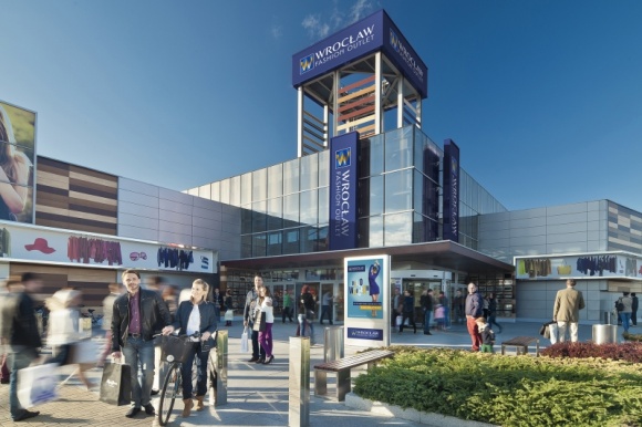 Weekendowe zakupy z niespodzianką we Wrocław Fashion Outlet Styl życia, LIFESTYLE - Od marca zmieniają się godziny otwarcia Wrocław Fashion Outlet. W soboty i niedziele handlowe centrum będzie czynne od godz. 9:00 do godz. 21:00. Z tej okazji największy outlet regionu ma dla swoich klientów niespodziankę