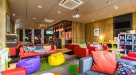 Ibis ? muzyka wpisana w osobowość marki i pracowników Styl życia, LIFESTYLE - Czy praca w dziale sprzedaży, recepcji lub hotelowym barze może iść w parze z miłością do muzyki? Oczywiście, że tak. Wiedzą o tym doskonale zarówno goście, jak i pracownicy Accor Hotels.