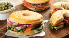 5 pomysłów na pyszne domowe burgery Styl życia, LIFESTYLE - Burgery to niewątpliwie kulinarny numer jeden ostatnich kilku lat. Sprawdź, jak w prosty sposób przygotować w domowych warunkach wariacje na temat tej niezwykłej kanapki.