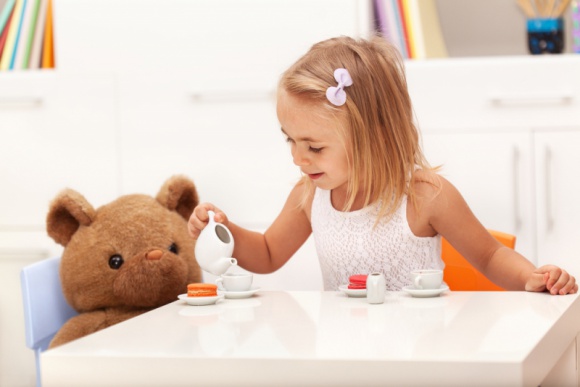 Czas na herbatkę w? dziecięcym gronie Styl życia, LIFESTYLE - Barbie, Ken, domek dla lalek, mały stoliczek i mini zastawa, czyli wszystko, co jest potrzebne, aby zorganizować tea time w wersji dla dzieci. Zbliżający się Dzień Dziecka to świetna okazja, aby spędzić czas z maluchem według jego pomysłu.