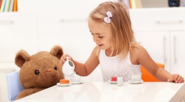 Czas na herbatkę w? dziecięcym gronie Styl życia, LIFESTYLE - Barbie, Ken, domek dla lalek, mały stoliczek i mini zastawa, czyli wszystko, co jest potrzebne, aby zorganizować tea time w wersji dla dzieci. Zbliżający się Dzień Dziecka to świetna okazja, aby spędzić czas z maluchem według jego pomysłu.