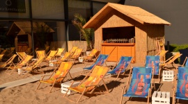 Owoce morza na plaży w centrum Wrocławia Styl życia, LIFESTYLE - Plaża w restauracji czy restauracja na plaży? We Wrocławiu właśnie otwarto OVO Beach Club. To nowy wakacyjny koncept, który łączy dwa w jednym - plażowy wypoczynek ze znakomitą kuchnią i koktajlami. W planach są także koncerty i muzyka na żywo.