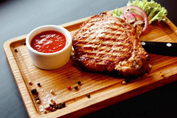 Grillowe menu dla wielbicieli orientu Styl życia, LIFESTYLE - Letnie weekendy to okazje do wyjazdu za miasto lub spotkania ze znajomymi na świeżym powietrzu. Wtedy grill zwykle zastępuje obiad lub kolację.