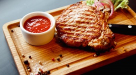 Grillowe menu dla wielbicieli orientu Styl życia, LIFESTYLE - Letnie weekendy to okazje do wyjazdu za miasto lub spotkania ze znajomymi na świeżym powietrzu. Wtedy grill zwykle zastępuje obiad lub kolację.