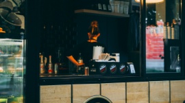 1882 Street Coffee - tradycyjna włoska kawa w miejskim wydaniu Styl życia, LIFESTYLE - W Krakowie pojawił się wyjątkowy kawowy koncept: 1882 Street Coffee. To pierwszy tego typu projekt Caff? Vergnano w Polsce i na świecie, łączący tradycję najstarszej, rodzinnej palarni kawy we Włoszech z miejską modą na Street Food.