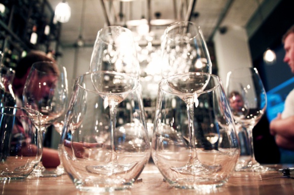 NOWY TREND ? OSOBISTY SOMMELIER W TWOIM DOMU Styl życia, LIFESTYLE - Kameralny koncert, warsztaty gotowania, a może szybka lekcja tańca - coraz częściej gospodarze przyjęcia starają się zapewnić rozrywkę swoim gościom, by urozmaicić domową imprezę. Jednym z ostatnich hitów jest organizacja degustacji wina z profesjonalnym sommelierem.