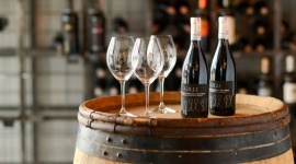 WINO NA PRZYJĘCIU WESELNYM ? WAŻNIEJSZE NIŻ MYŚLISZ! Styl życia, LIFESTYLE - Wino na weselu jest uzupełnieniem znakomitej zabawy oraz atmosfery. Powinno być jakościowo dobre, dopasowane do serwowanego menu oraz adekwatne do możliwości finansowych nowożeńców. Dzięki temu będzie wisienką na torcie ślubno-weselnej organizacji.