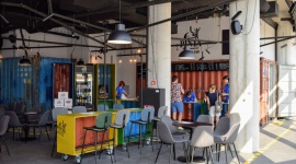 W OVO Wrocław huczne otwarcie PINTY Styl życia, LIFESTYLE - Na jednym z kranów ? Bawarka, czyli jasne pszeniczne. Do niej szef kuchni poleca pikantną kanapkę z kurczakiem. Na innych ? kultowy Atak Chmielu i Pszeżytowies, a w butelkach m.in. Odsiecz Wiedeńska i Imperium Atakuje. W sumie 21 kranów i kilkadziesiąt piw butelkowych.