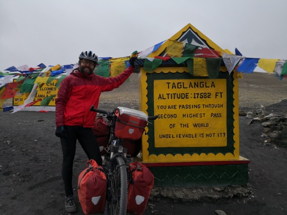 Rowerem 1000 km przez indyjskie Himalaje, walcząc ze śniegiem, deszczem i gradem Styl życia, LIFESTYLE - Marcin Korzonek, doświadczony obieżyświat i instruktor turystyki rowerowej, od czterech tygodni przemierza na dwóch kółkach indyjskie Himalaje.