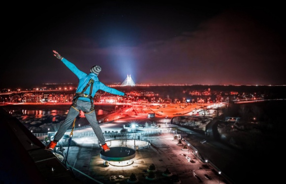 PORADNIK ŚWIĄTECZNY, CZYLI 5 SPOSOBÓW JAK KUPOWAĆ PREZENTY BEZ NERWÓW Styl życia, LIFESTYLE - Święta coraz bliżej, a w związku z tym w sklepach rozpoczyna się coroczny szał zakupów. Tłumy w centrach handlowych, długie kolejki i godziny spędzane na wyborze prezentów nie są najlepszą formą spędzania czasu. Jak zatem tego uniknąć, a jednocześnie zadowolić osoby obdarowane?