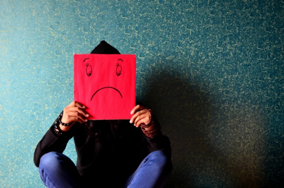 Emocjonalny teflon ? ciemna strona nadmiernej kontroli Psychologia, LIFESTYLE - Ponad milion Polaków cierpi na depresję i związane z nią choroby. Obawiamy się społecznego ostracyzmu, przez co nie chcemy przyznać głośno, że mamy problem. Czemu wolimy zachowywać negatywne emocje dla siebie, ryzykując zdrowiem? Problem tłumaczy Iwona Golonko, CEO Maroney.