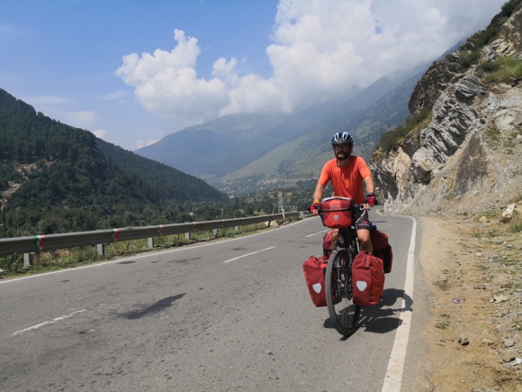 Niezmordowany podróżnik przejechał rowerem przez Himalaje. Pokonał 1300 km Styl życia, LIFESTYLE - Marcin Korzonek przez ponad miesiąc przemierzał samotnie w Indiach najwyższe pasmo górskie świata.