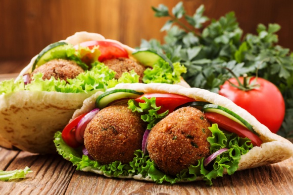 Szybki lunch z nutą Orientu Styl życia, LIFESTYLE - Jeśli kuchnia Bliskiego Wschodu kojarzy ci się ze skomplikowanymi, czasochłonnymi przepisami, pozwól się wyprowadzić z błędu! Znamy sposoby na szybkie i wygodne posiłki inspirowane tradycyjnymi potrawami tego fascynującego regionu.