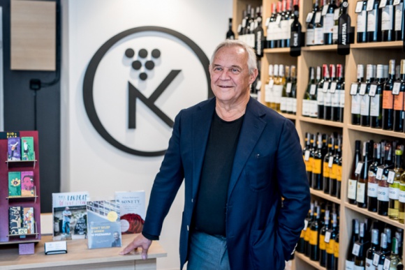 Gwiazda polskiego kina odwiedzi Bydgoszcz Styl życia, LIFESTYLE - Marek Kondrat, aktor, podróżnik i pasjonat kultury winiarskiej, 16 listopada oficjalnie otworzy w Bydgoszczy sklep sygnowany swoim nazwiskiem. Znajdują się w nim wina z najdalszych zakątków świata.