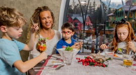 ŚWIĘTA Z DALA OD DOMU Styl życia, LIFESTYLE - Radość, spokój, miłość ? to z tymi uczuciami kojarzy nam się Boże Narodzenia. Jednak zamiast myśleć o domowym cieple, pachnących wypiekach i rodzinnej atmosferze martwimy się zakupami, sprzątaniem, gotowaniem.