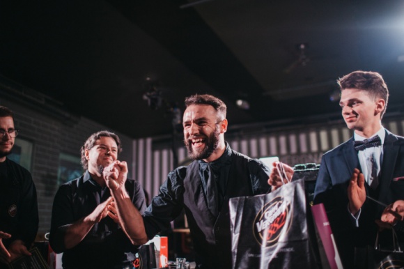 Krakowianin z tytułem Vergnano Best Barista 2018 Styl życia, LIFESTYLE - Poznaliśmy zwycięzcę ogólnopolskiego finału Vergnano Best Barista 2018. Po pasjonującej walce najlepszym baristą okazał się Tomasz Łój, na co dzień pracujący w Krakowie.