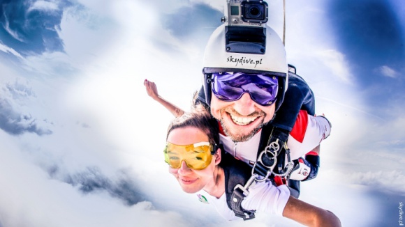 NAJLEPSZY PREZENT NA ŚWIĘTA? ADRENALINA! Styl życia, LIFESTYLE - Święta tuż tuż i jak co roku zastanawiamy się, jaki prezent ucieszyłby naszych najbliższych. W dobie konsumpcjonizmu mamy już praktycznie wszystko, dlatego warto wybrać prezent w formie realnego przeżycia.