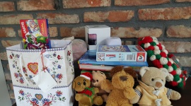 Przynieś prezent i weź udział w ?Dębieckiej Paczce? Styl życia, LIFESTYLE - Jeszcze tylko do poniedziałku (17 grudnia) można przynosić gwiazdkowe prezenty, które trafią później w ręce niepełnosprawnych podopiecznych stowarzyszenia ?Żurawinka?.