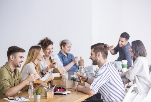 Benefity na widelcu, czyli lunch w pracy Styl życia, LIFESTYLE - Lunch powoli staje się już nowym dodatkiem pracowniczym na równi z opieką medyczną i kartami sportowymi. Starając się zdobyć najbardziej wykwalifikowanych pracowników firmy prześcigają się w rozwiązaniach employer brandingowych jak np. vouchery na zamówienia z PizzaPortal.pl.