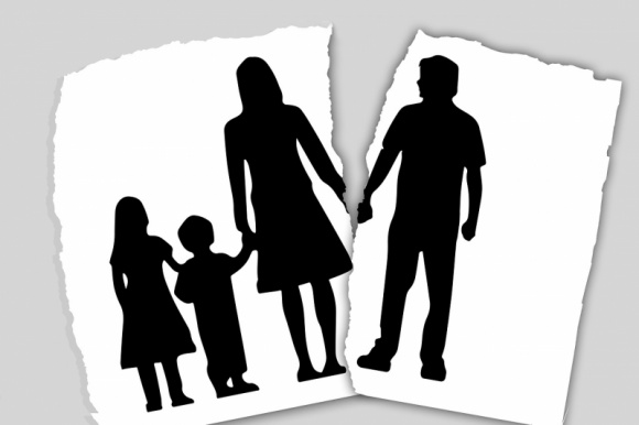 Rozwodzimy się. Święta razem, choć już osobno Styl życia, LIFESTYLE - Nikogo nie trzeba przekonywać, że rozwód to jedno z najbardziej stresujących wydarzeń w życiu człowieka.
