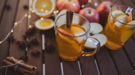 Tłoczone Jabłko w zimowej inspiracji od Braci Sadowników Styl życia, LIFESTYLE - Cynamon, imbir, goździki ? przyprawy korzenne, które rozgrzewają i smakują. A gdyby tak połączyć je z naturalnym, tłoczonym sokiem jabłkowym, tworząc bezalkoholowego grzańca?