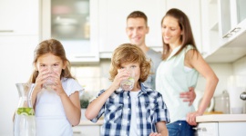 Jaką wodę wybrać Styl życia, LIFESTYLE - Woda stanowi najlepszy napój dla całej rodziny. Nie wnosi do diety zbędnych kalorii, tak jak słodzone napoje, które przyczyniają się do nadmiernej masy ciała, szczególnie u dzieci i młodzieży, zwiększający ryzyko nadwagi i otyłości.